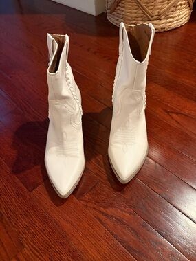 Like new DV-Dolce Vita white boots